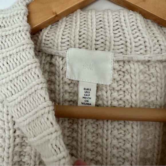 H&M sweater - Picture 2 of 2